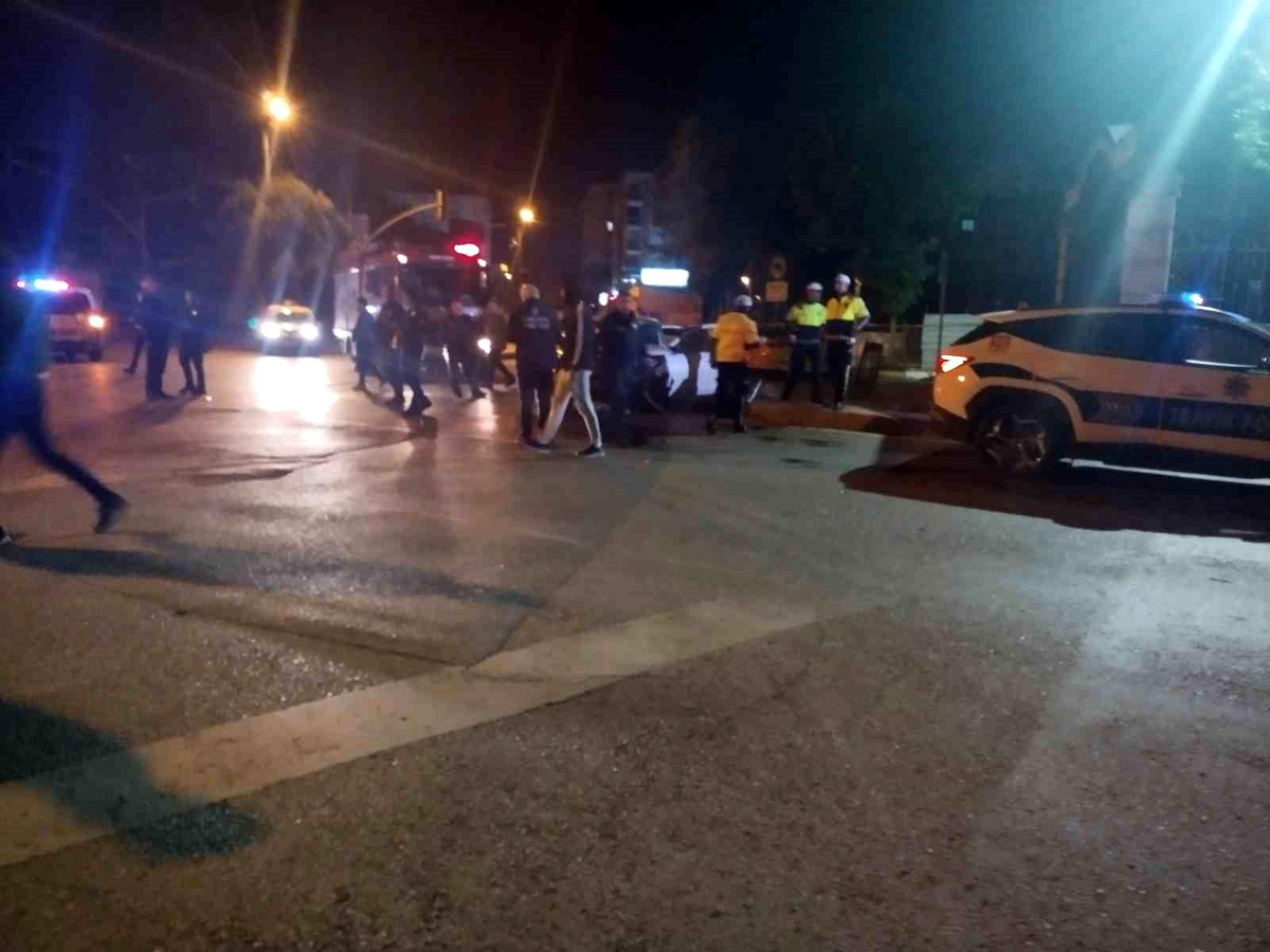 Pendik\'te Otomobil ve Ticari Taksi Çarpıştı: 4 Yaralı
