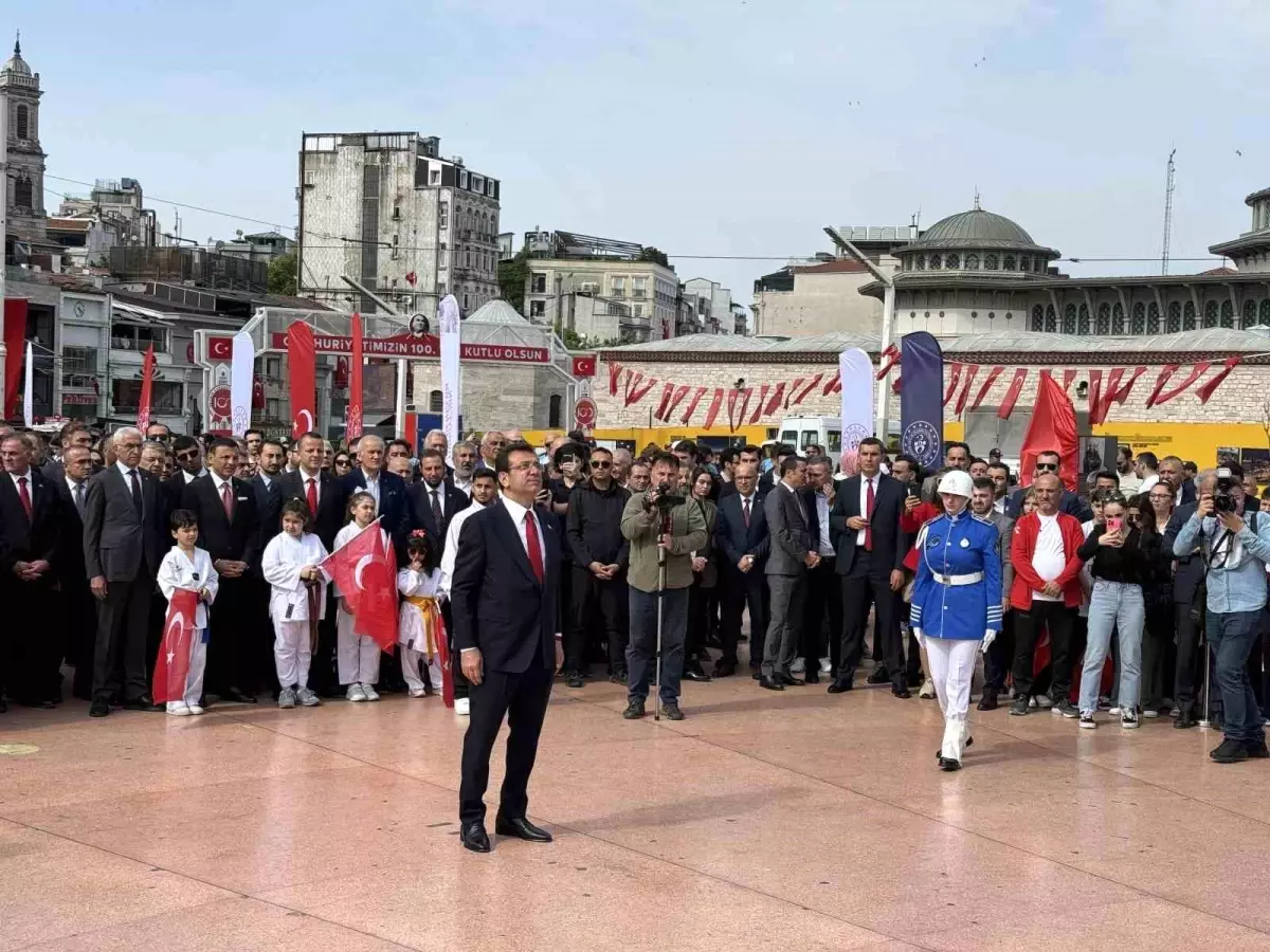 19 Mayıs Atatürk\'ü Anma Gençlik ve Spor Bayramı\'nda Taksim\'deki Cumhuriyet Anıtı\'na çelenk bırakıldı