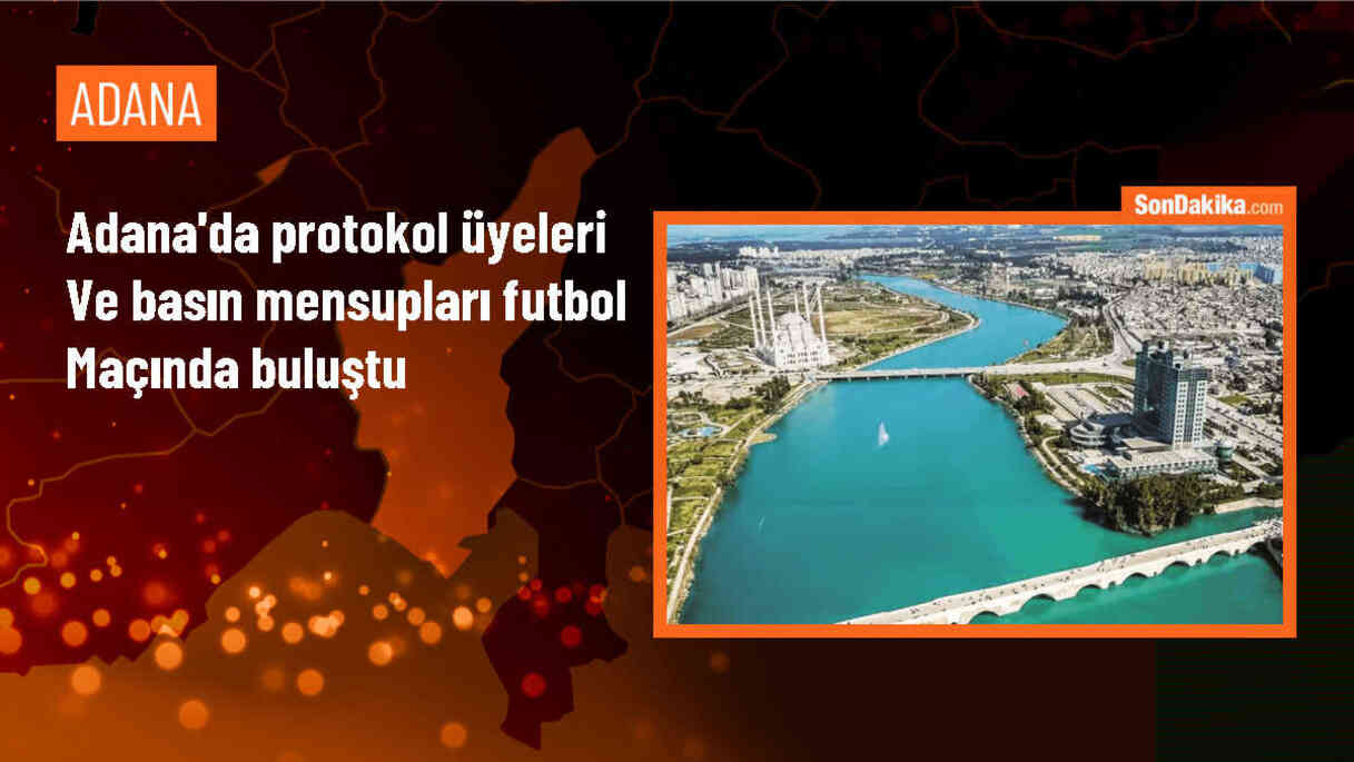 Adana\'da Atatürk\'ü Anma etkinliği kapsamında protokol üyeleri ve basın mensupları futbol maçı yaptı