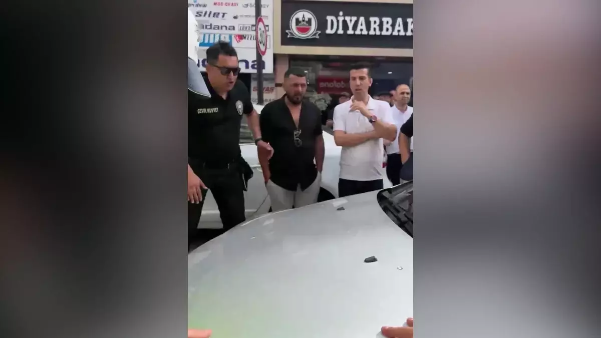 Ehliyetsiz sürücü, polisin üzerine aracını sürdü