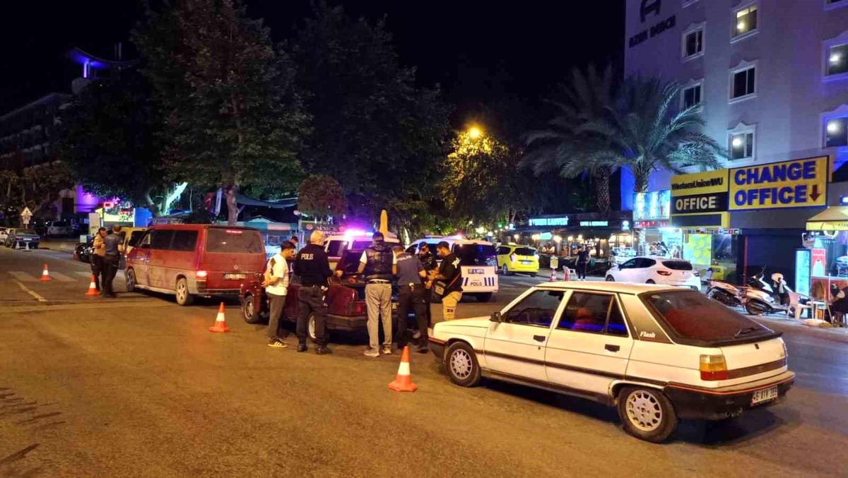 Alanya\'da yapılan asayiş uygulamasında uyuşturucu ve tabanca ele geçirildi