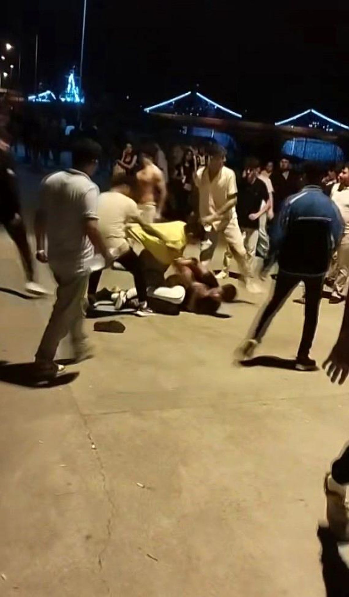 Alanya İskelesinde çıkan kavga cep telefonu kamerasıyla kaydedildi