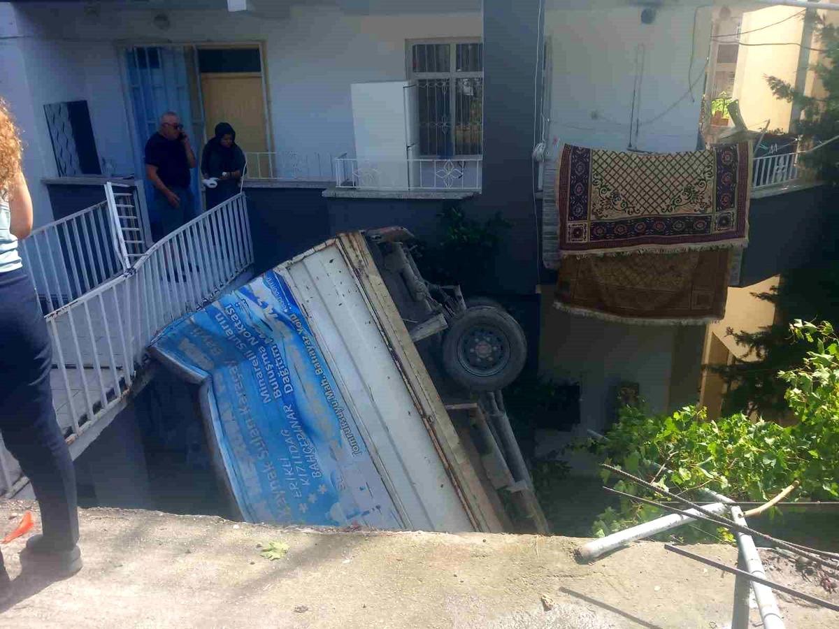 Hatay\'da kamyonet apartmanın bahçesine düştü