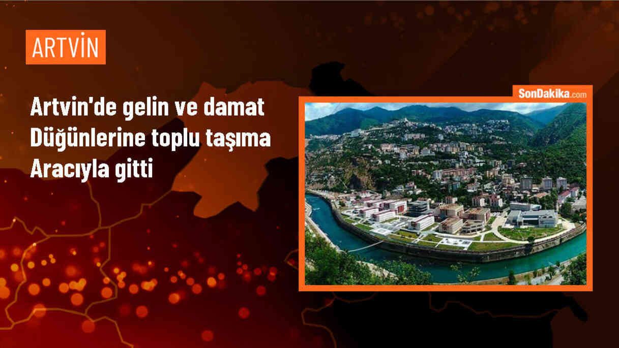 Artvin\'de evlenen çift, toplu taşıma kullanarak farklılık yarattı