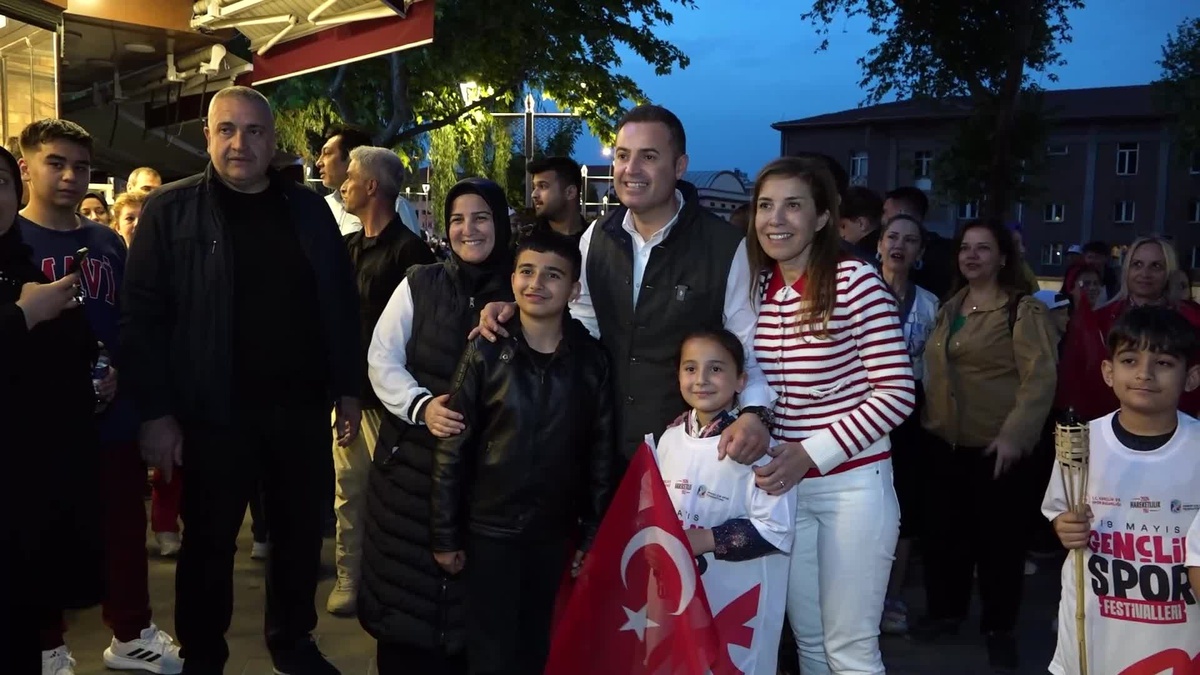 Balıkesir\'de 19 Mayıs coşkusu: Fener alayı düzenlendi