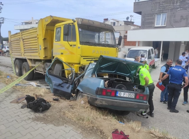 Balıkesir'de köpeğe çarpmamak için manevra yapan otomobil kamyona çarptı: 3 ölü, 1 ağır yaralı