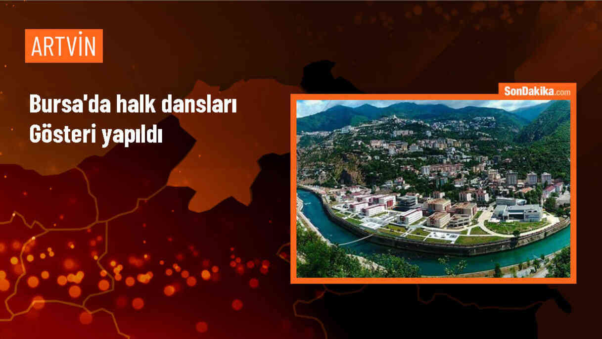 Mudanya Belediyesi ve Bursa Artvin Vakfı tarafından düzenlenen etkinlikte halk dansları gösterisi