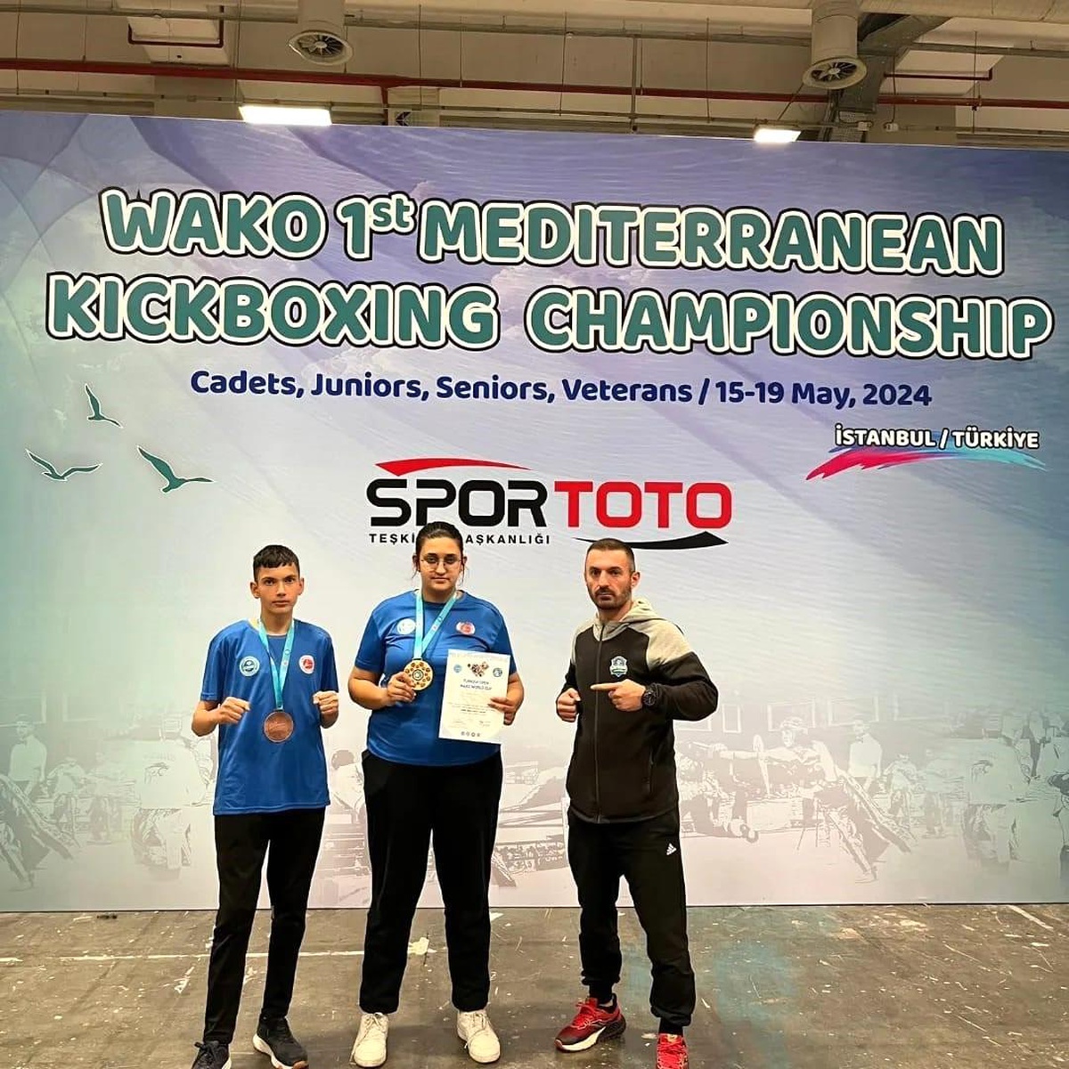 Çayırova Belediyesi Eğitim ve Spor Kulübü Sporcuları Kick Boks Turnuvasında Madalya Kazandı