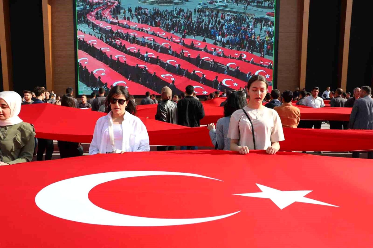 Erzincan\'da Gençlik Yürüyüşü: 500 Metrelik Türk Bayrağı Taşındı