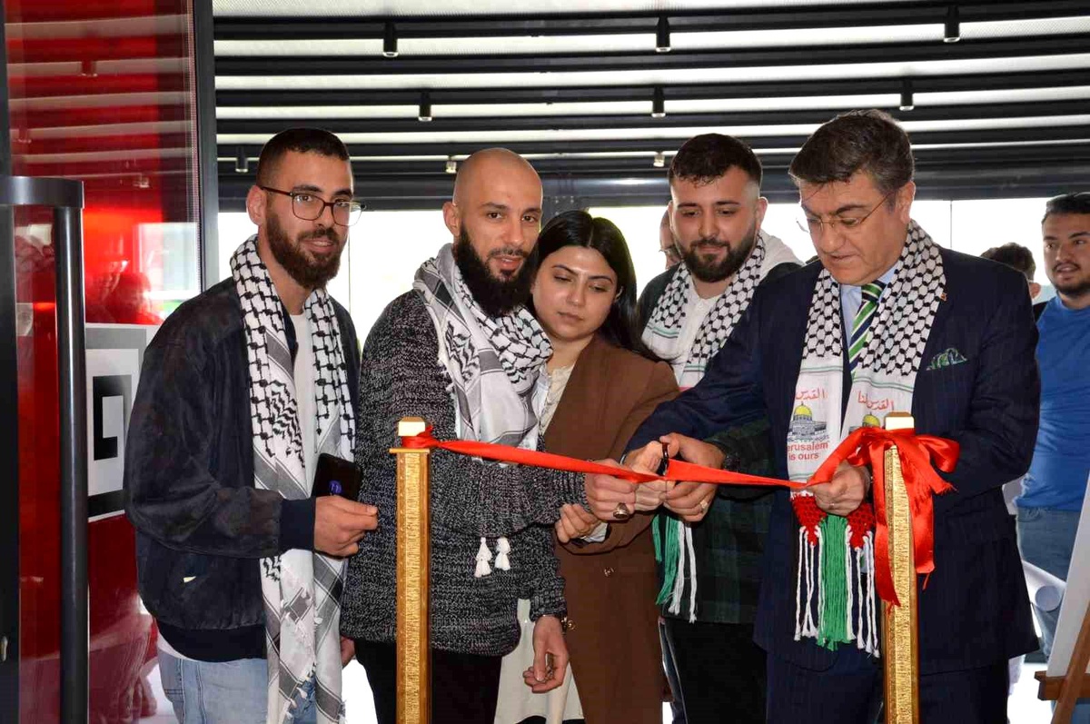 İstanbul Yeni Yüzyıl Üniversitesi\'nde Gazze Soykırımı Sergisi Açıldı
