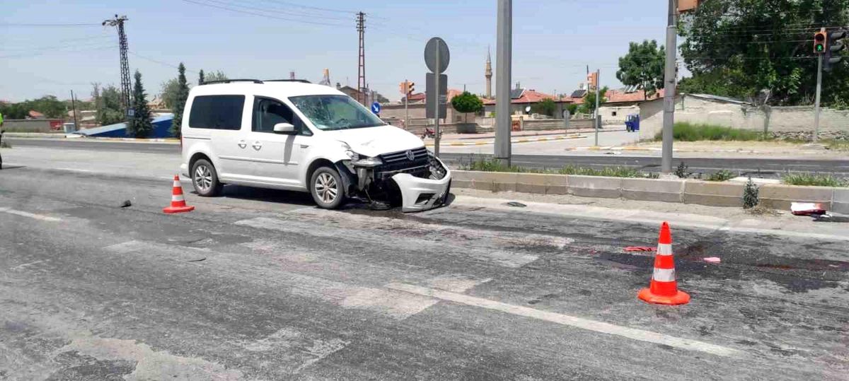 Konya\'da hafif ticari araç ile elektrikli bisiklet çarpışması: 2 yaralı