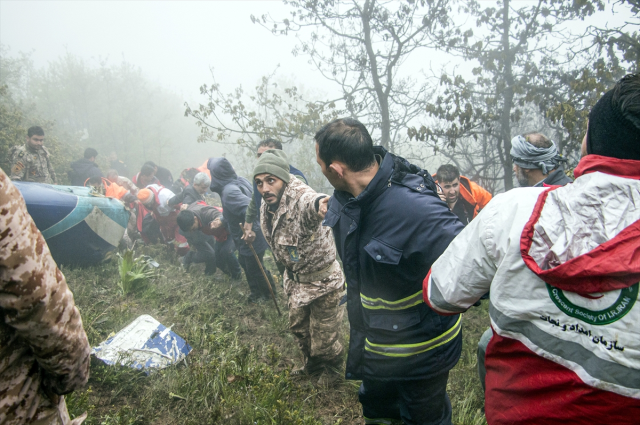 İran Cumhurbaşkanı Reisi'ye mezar olan helikopter enkazına ekiplerin ilk ulaştığı anlara ait görüntüler ortaya çıktı