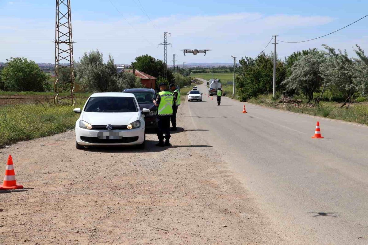 Aksaray\'da Trafik Jandarması Ekipleri Dron İle Havadan Denetim Yapıyor