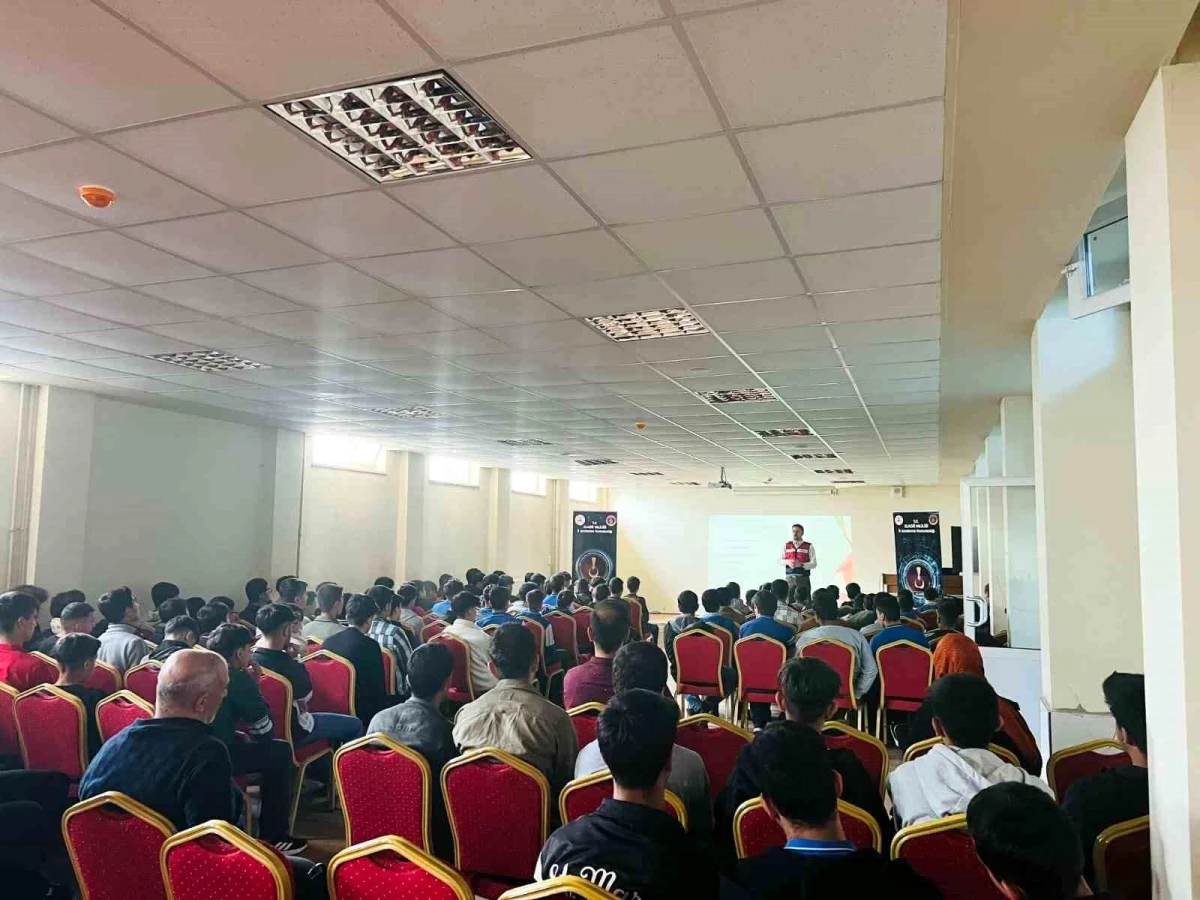 Elazığ\'da jandarma tarafından öğrenci ve öğretmenlere siber zorbalık ve dijital bağımlılık semineri verildi