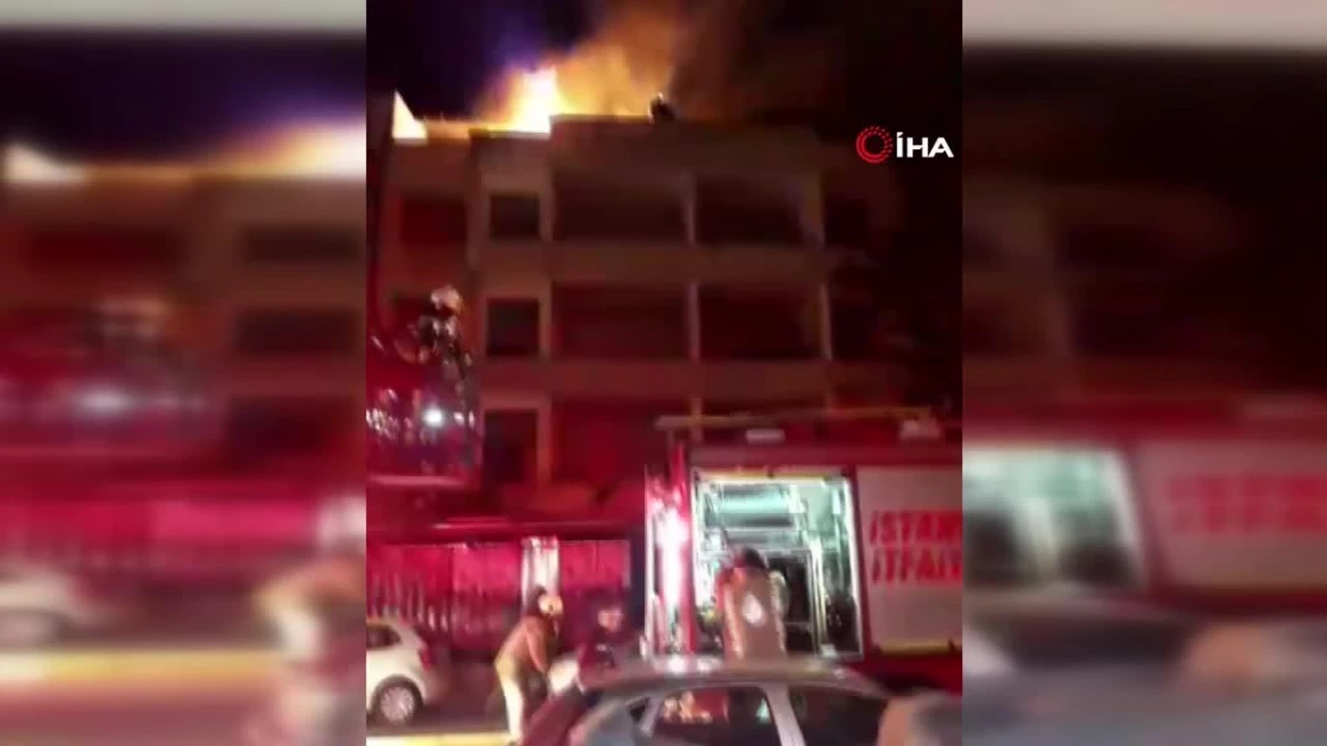 Kadıköy\'de metruk bina alev alev yandı