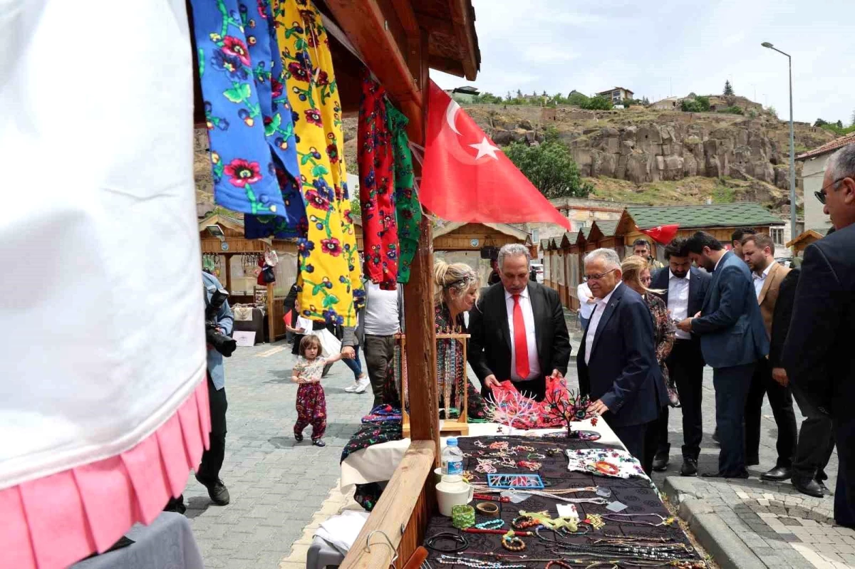 Kayseri Valisi ve Belediye Başkanları Kadın Üretici Pazarını Gezdi