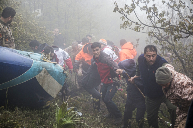 Kazadan yeni görüntüler! Reisi'nin naaşını böyle taşıdılar