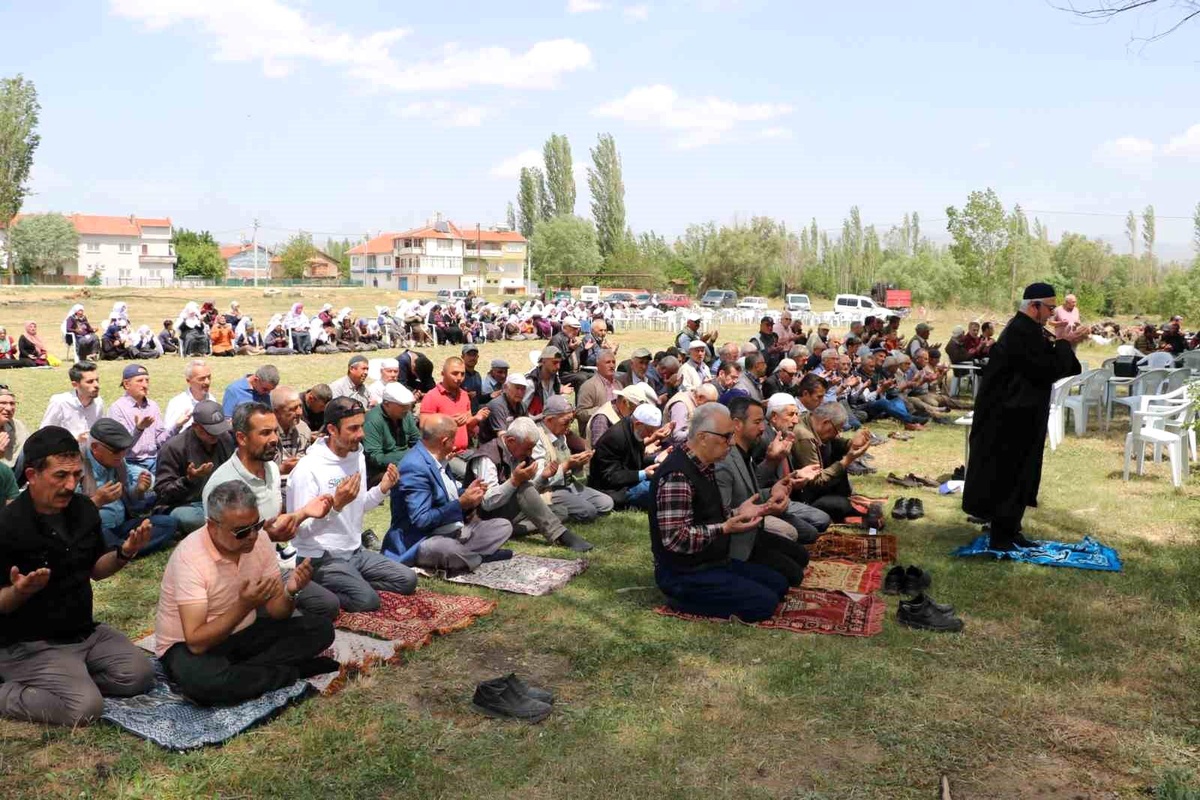 Afyonkarahisar\'ın Sandıklı ilçesinde vatandaşlar yağmur duasına çıktı