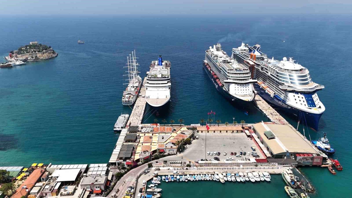 Kuşadası\'na 3 kruvaziyer gemisiyle binlerce turist geldi