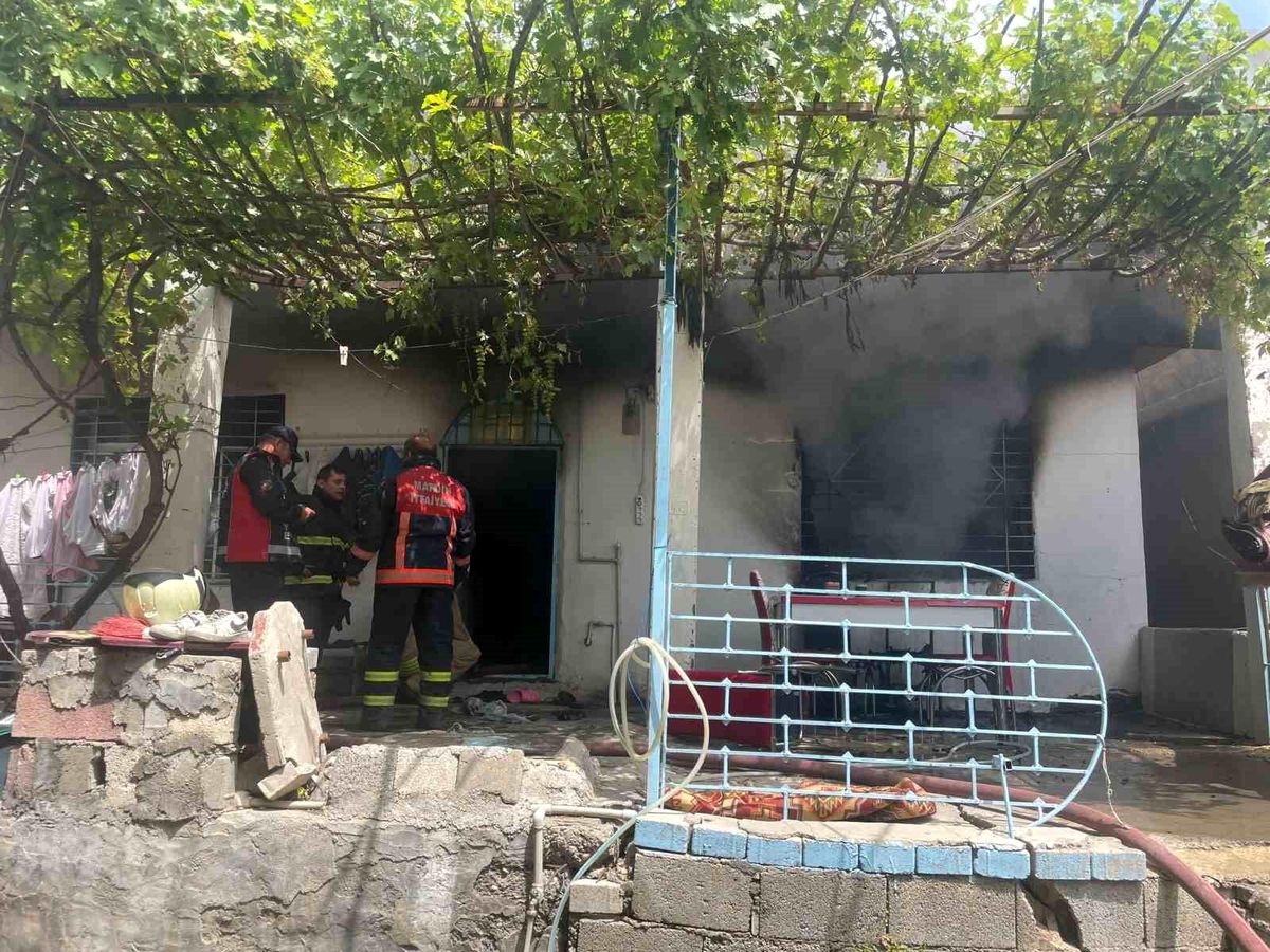 Mardin Artuklu ilçesinde çıkan yangında 2 çocuk dumandan etkilendi