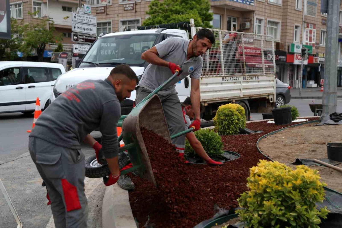 Melikgazi Belediyesi Kavşaklarda Düzenleme ve Yenileme Çalışmaları Yapıyor