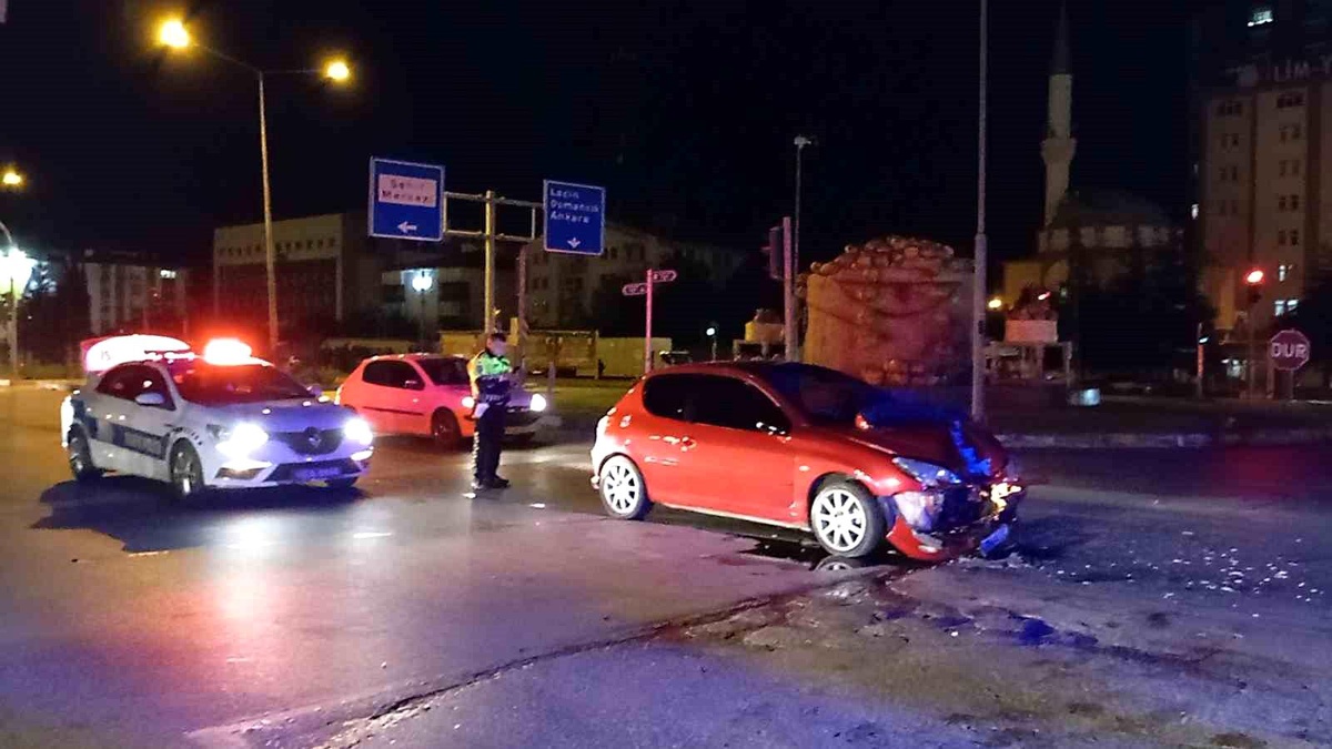 Çorum\'da Trafik Kazası: 3 Kişi Yaralandı