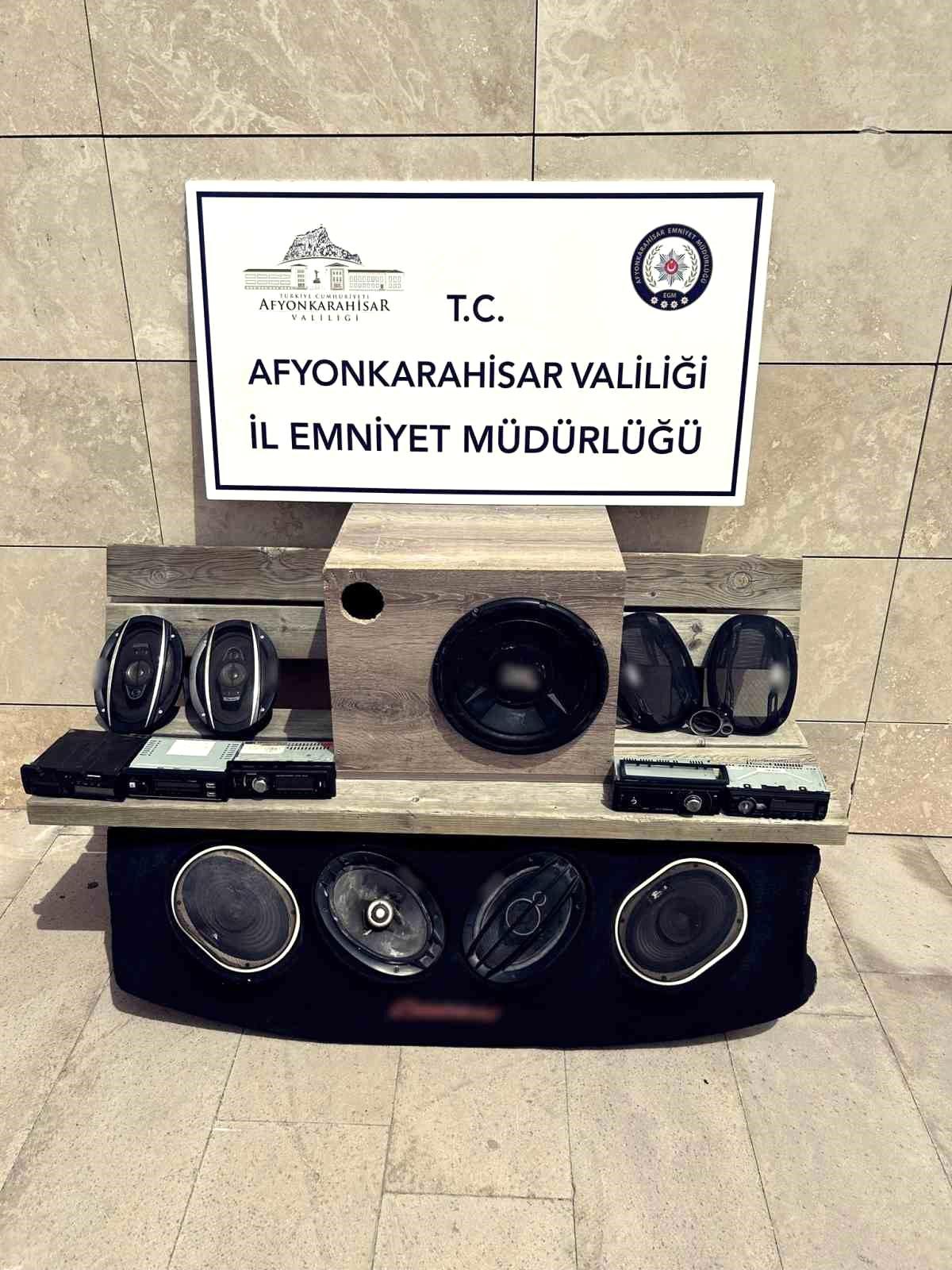 Afyonkarahisar\'da Otomobil ve Kamyonlardan Teyp ile Hoparlör ve Takograf Çalan Şahıslar Yakalandı