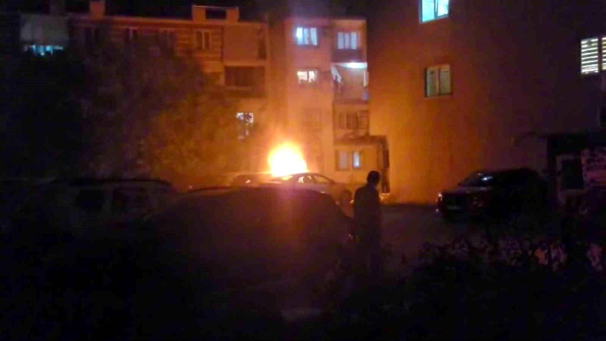Denizli\'de park halindeki otomobil alev aldı, itfaiye müdahalesiyle söndürüldü