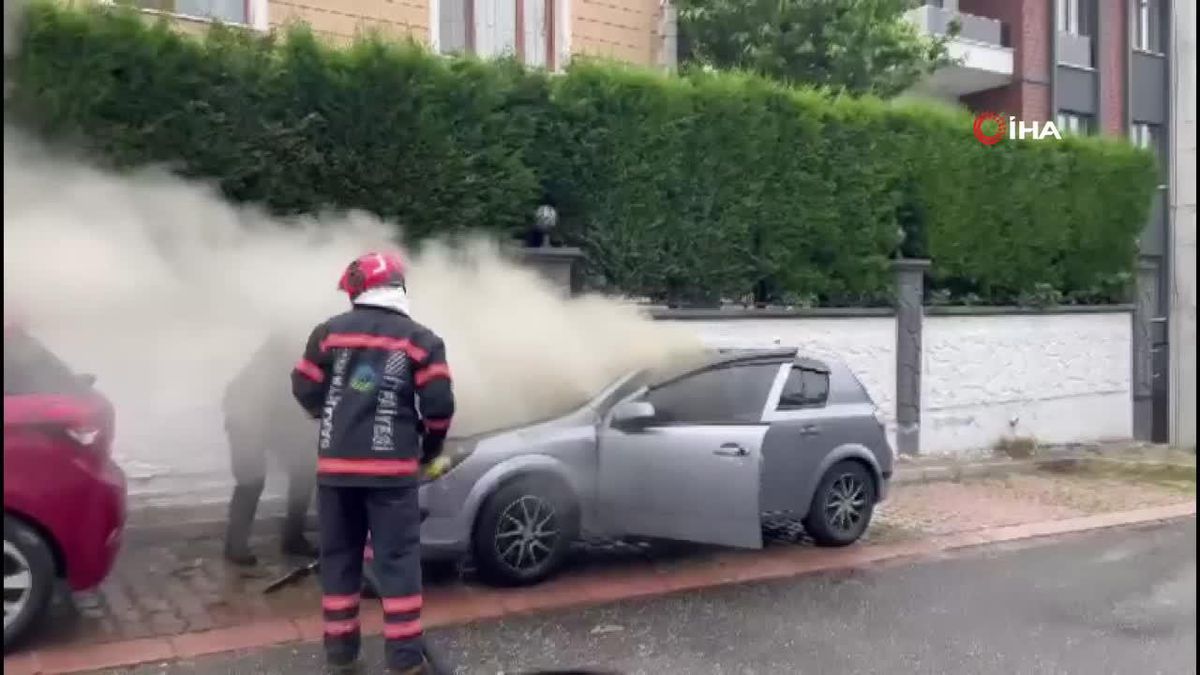 Park halindeki otomobil alev aldı