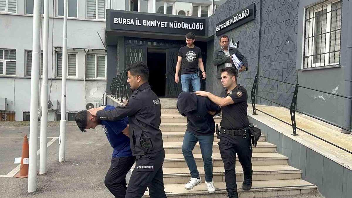 Bursa\'da Sahte Genç Kız Profili Açarak 4 Kişiyi 609 Bin Lira Dolandıran Çete Çökertildi