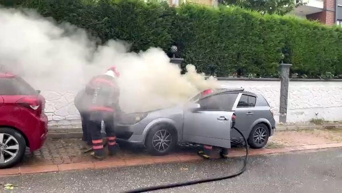 Hendek\'te Park Halindeki Otomobil Yangınını İtfaiye Söndürdü