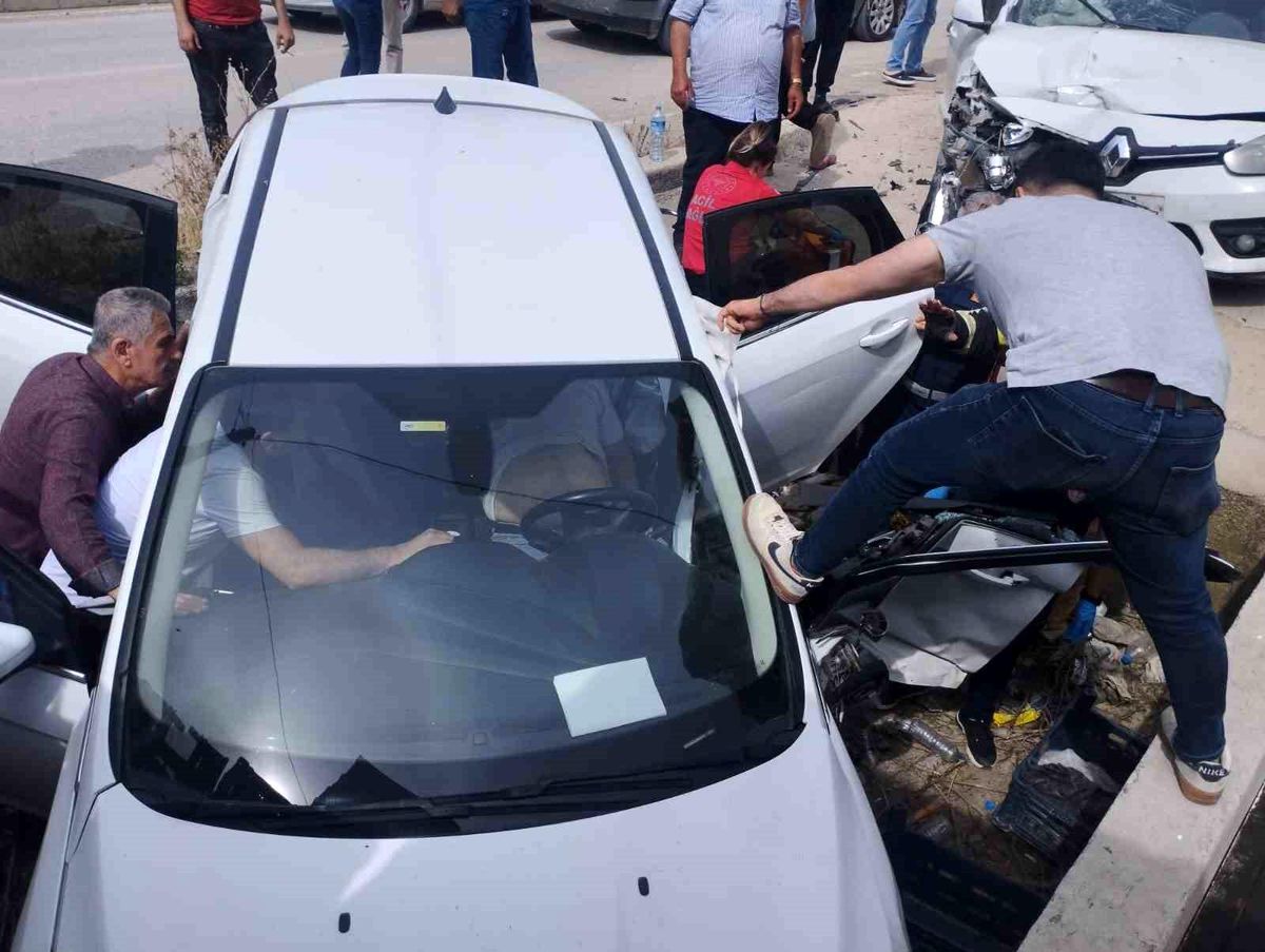 Samandağ\'da Trafik Kazası: 4 Kişi Yaralandı