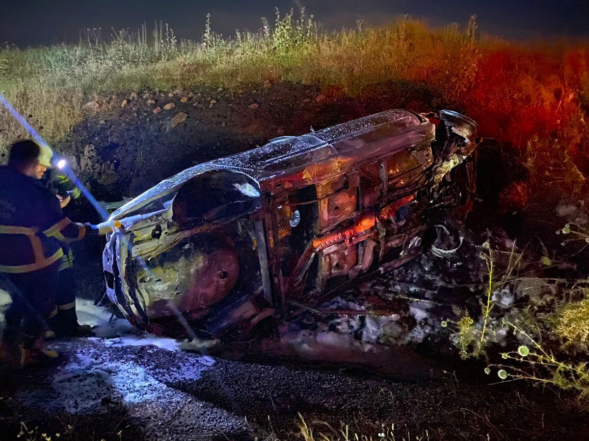Şarampole devrilen otomobilin sürücüsü yaralandı