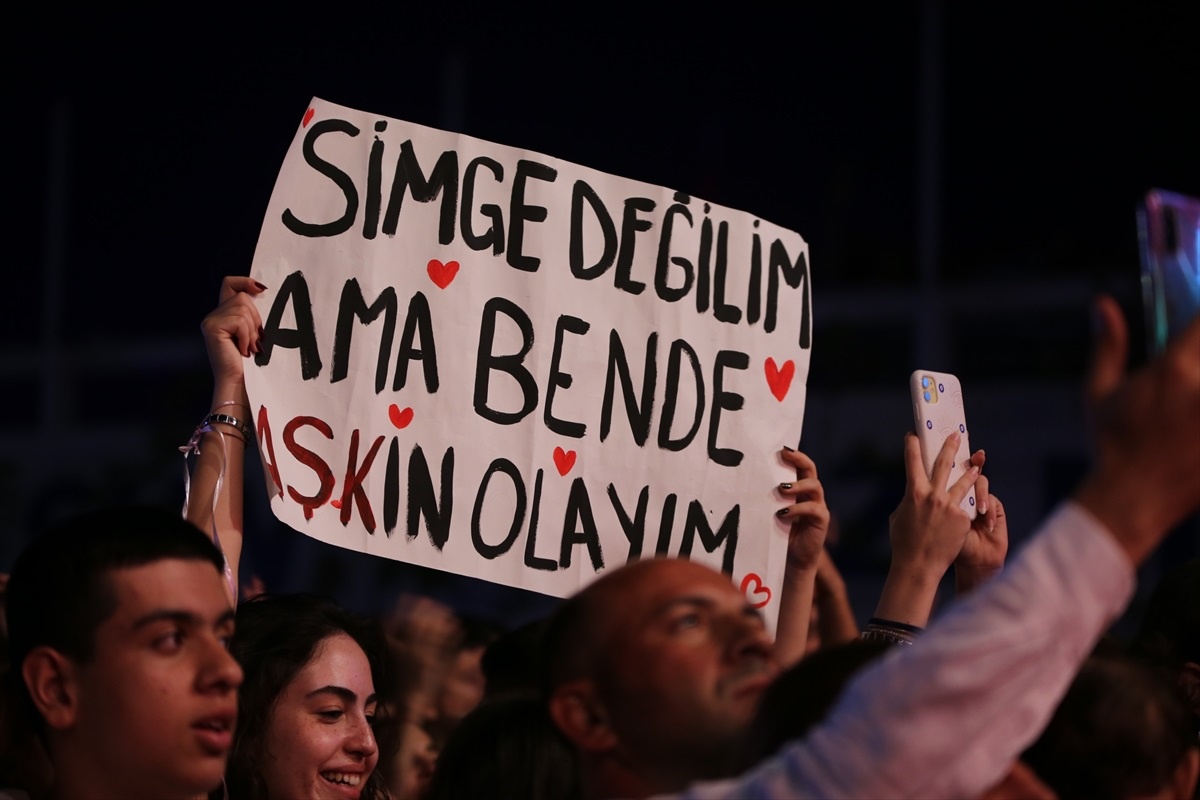 Simge, Aydın\'da 19 Mayıs kutlamalarında sahne aldı
