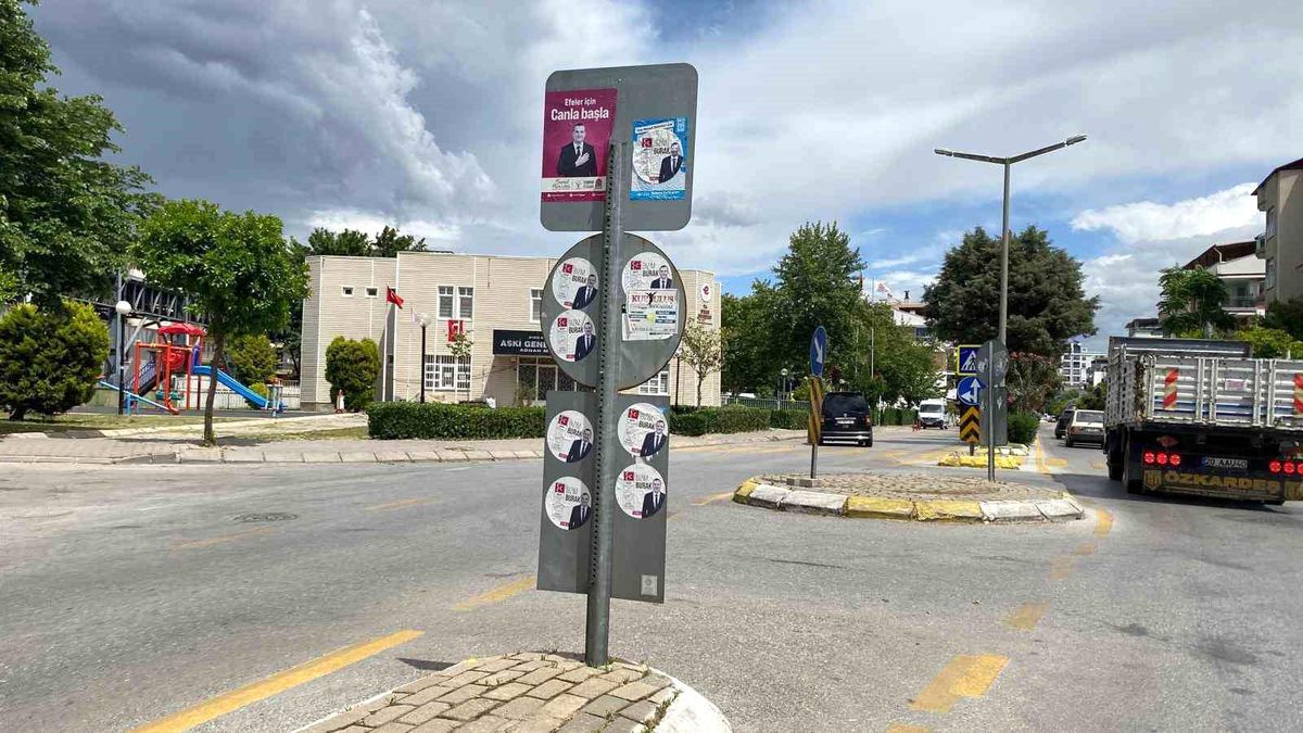 Yerel Seçimlerin Ardından Sticker Reklamları Kentlerde Görüntü Kirliliği Oluşturuyor