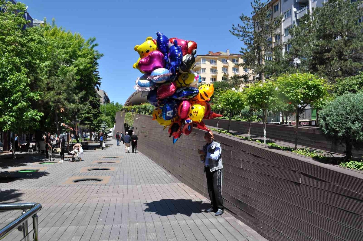 Eskişehir\'de Uçan Balonlar Ağaca Takıldı: Seyyar Satıcı Zararını Anlattı