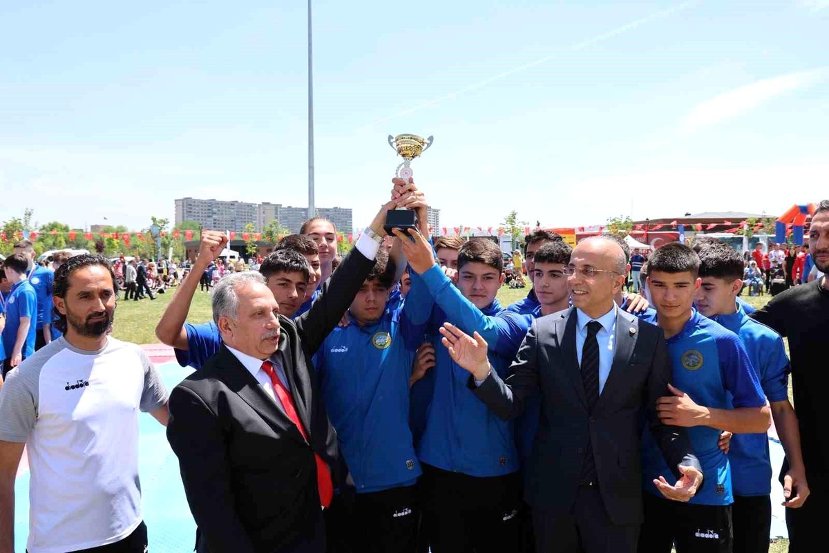 Talas Belediye Başkanı Mustafa Yalçın\'ın Sporcu Fabrikası, futbol alt yaş kategorilerinde şampiyonluklarına devam ediyor