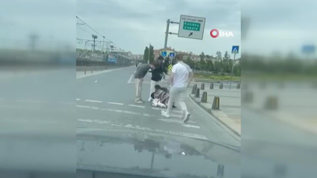 Sultangazi\'de motosiklet sürücüsü küçük çocuğa çarpıp kaçtı: O anlar kamerada