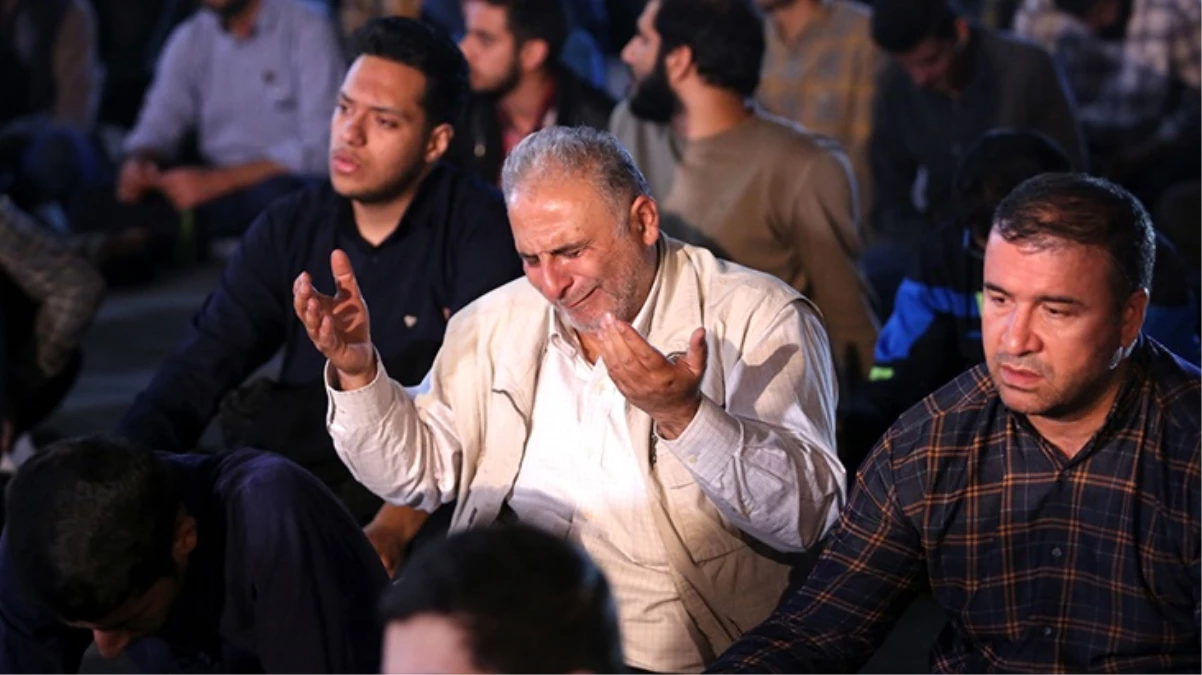 Tahran\'da halk, Reisi ve diğer yetkililerin sağ bulunması için dua ediyor