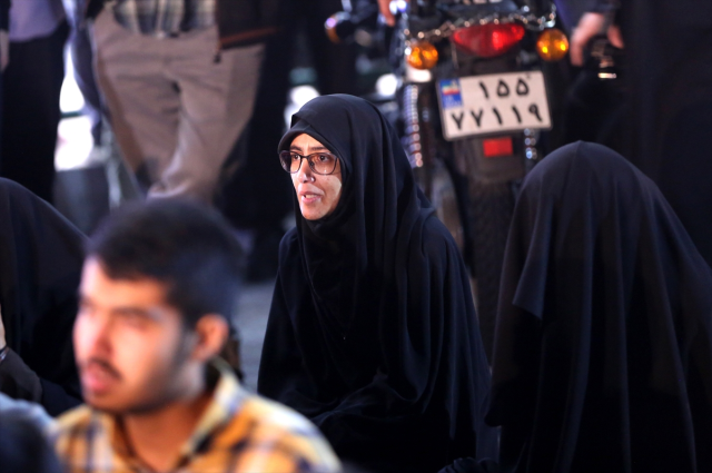 Tahran'da halk, Reisi ve diğer yetkililerin sağ bulunması için dua ediyor
