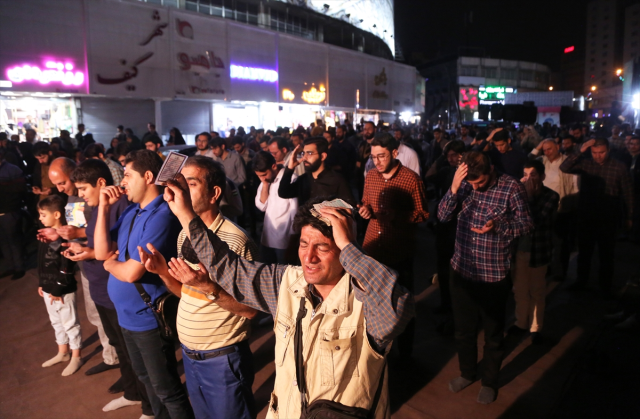 Tahran'da halk, Reisi ve diğer yetkililerin sağ bulunması için dua ediyor