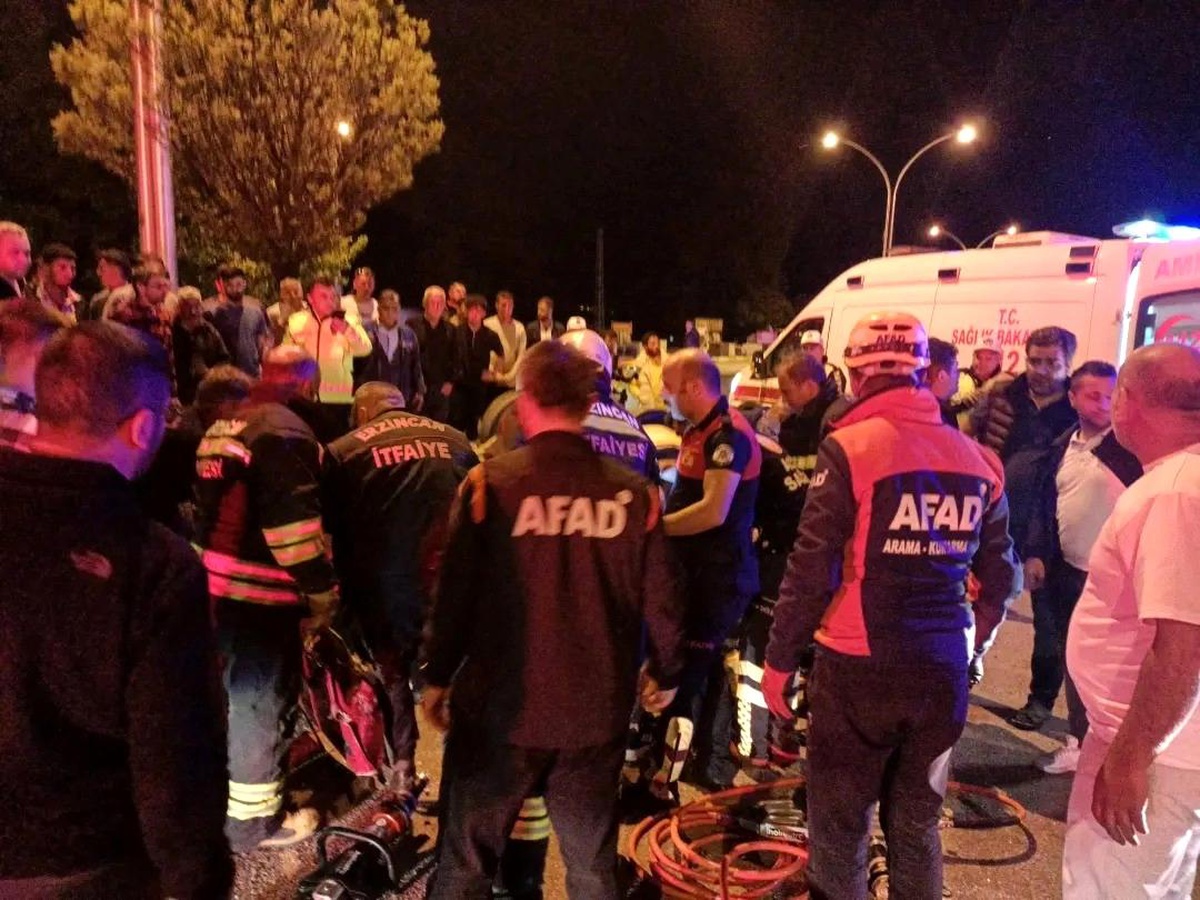 Erzincan\'da Otomobil Takla Attı: 2 Kişi Kurtarıldı