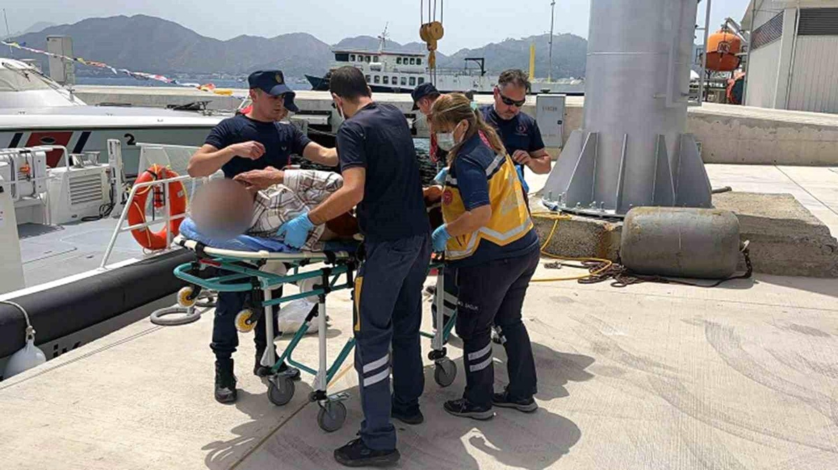 Muğla\'nın Marmaris ilçesinde özel teknede rahatsızlanan vatandaş tıbbi tahliye edildi