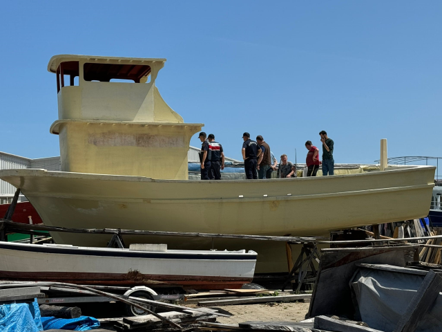 Teslim almaya geldikleri tekneden cansız bedenleri çıktı! Ateş yakıp uyuyan 2 arkadaş karbonmonoksit gazından zehirlendi