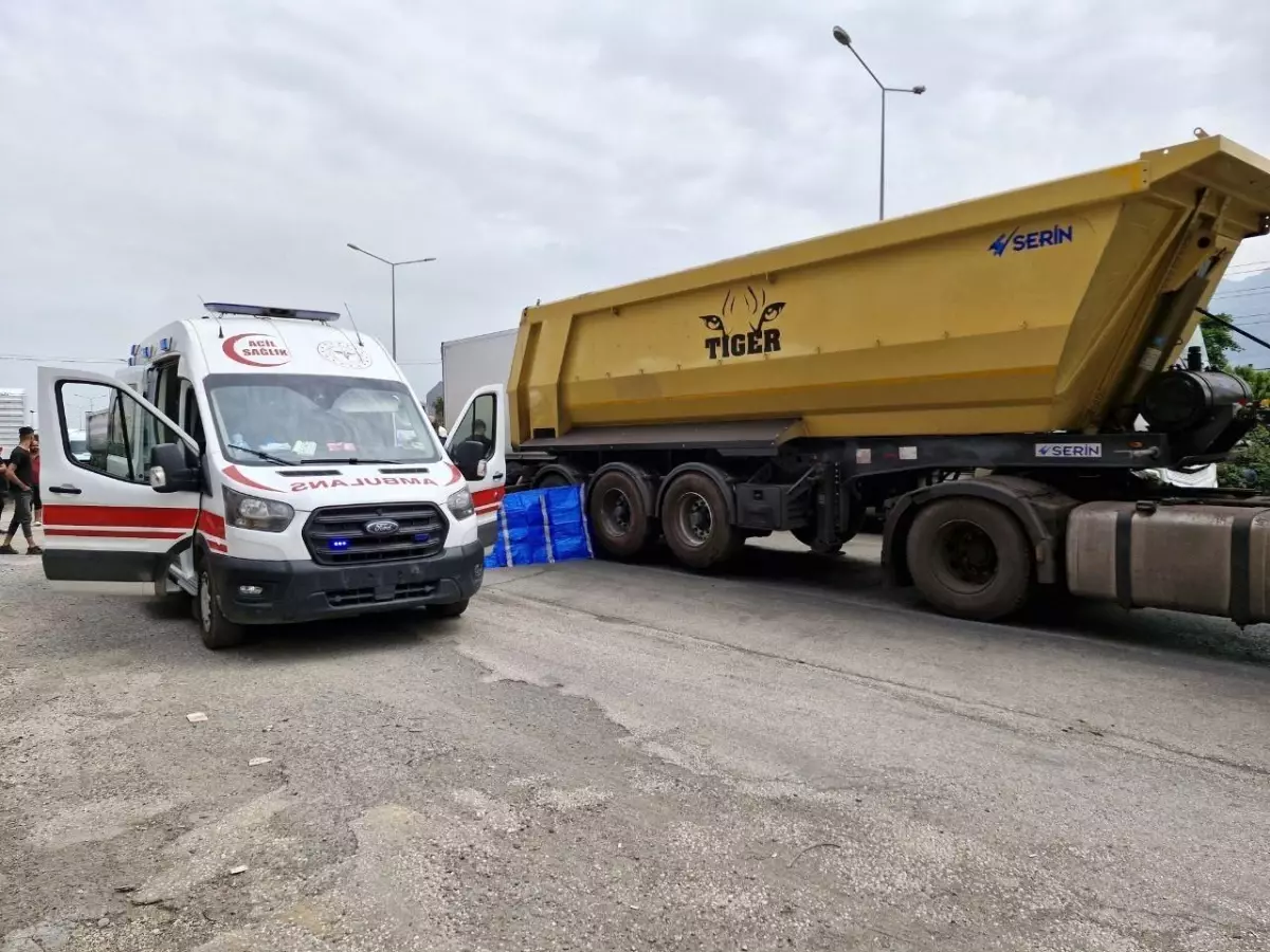 Hatay\'ın Payas ilçesinde hafriyat tırının çarptığı adam hayatını kaybetti