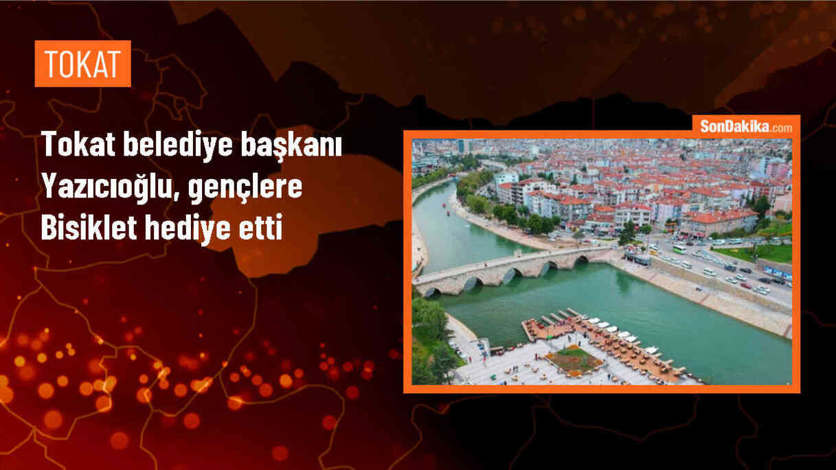 Tokat Belediye Başkanı Mehmet Kemal Yazıcıoğlu, gençlere bisiklet hediye etti