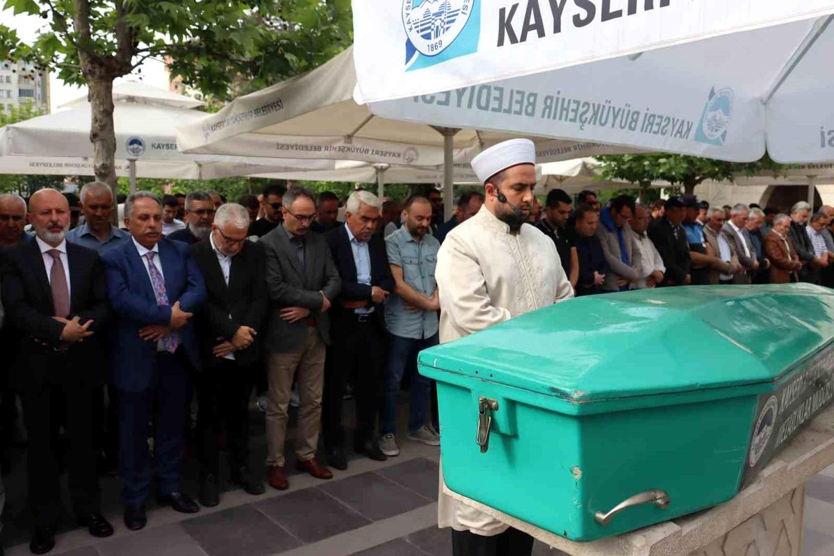 Talas Belediyesi Basın Yayın Müdürü Uğur Yurt\'un annesi Arzu Yurt toprağa verildi