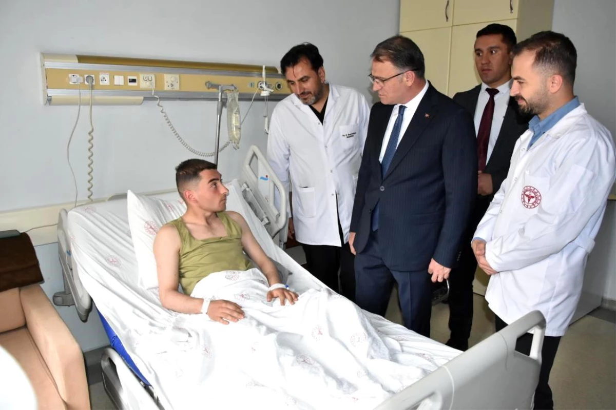 Van Valisi Ozan Balcı, trafik kazası sonucu yaralanan askerleri hastanede ziyaret etti
