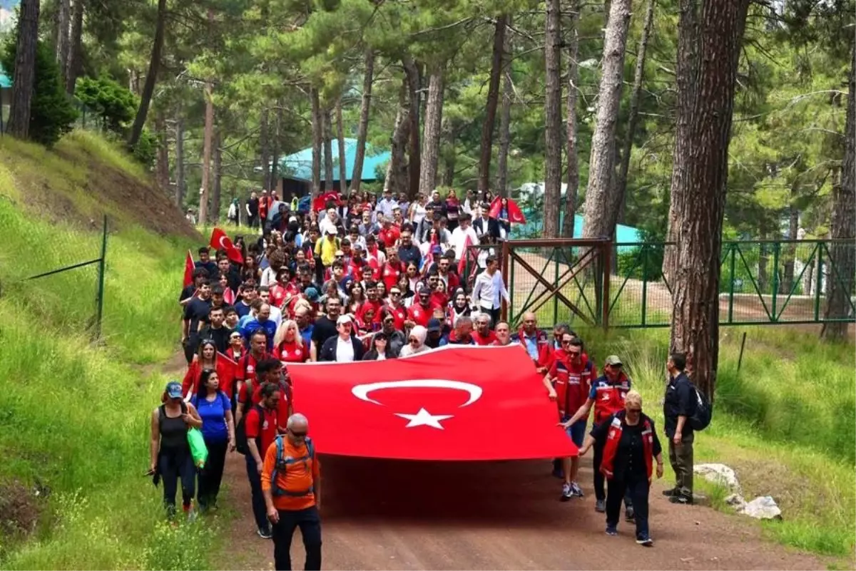 Mersin Valisi Ali Hamza Pehlivan ve eşi \'Doğada Gençlik Yürüyüşü\'ne katıldı