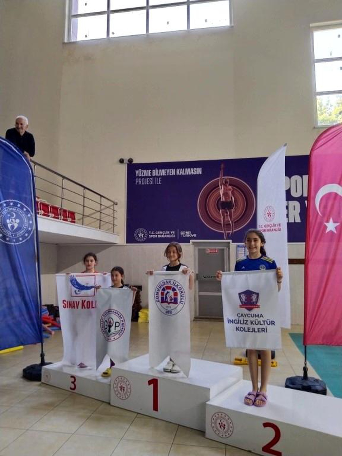 Zonguldak İlkokulu Öğrencisi Nil Tenk Yüzme Yarışında Başarı Elde Etti